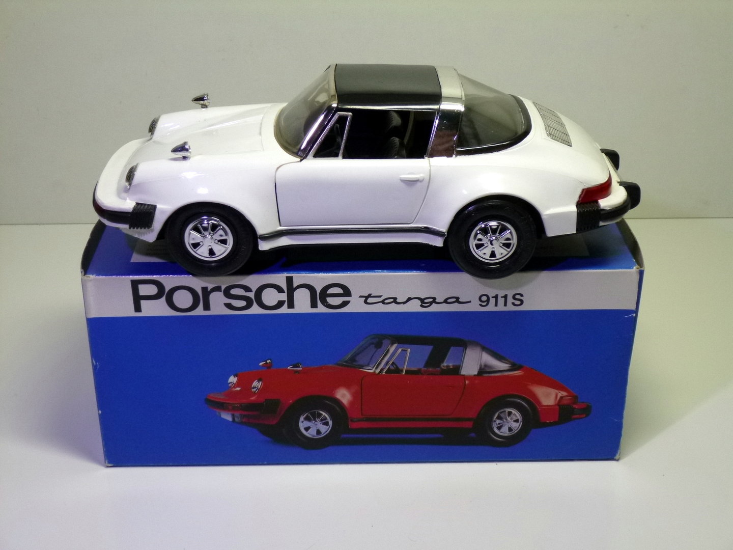 Schuco 1081 # Porsche 911S 'Targa' in Original Box !!